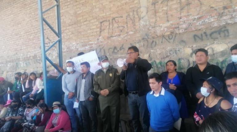 Reunión entre el comandante de la Policía del Valle Bajo, Gilmar Quilla, reunido con los pobladores de Sipe Sipe. | Miriam Peñafiel