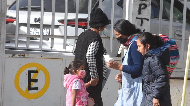 Personas caminan abrigadas por el descenso de temperaturas. | Daniel James