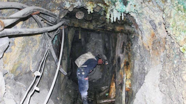 Un trabajador minero realiza una inspección en interior mina | Rodrigo Baudoin