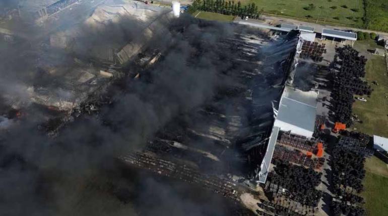Una impactante explosión en un parque industrial en Ezeiza provocó un incendio que afectó varias plantas. | La Nación