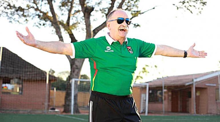 El histórico entrenador de la Selección Boliviana, Xabier Azkargorta, con los brazos extendidos. | Aracely Saucedo
