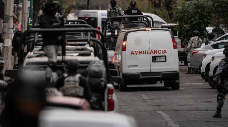 Policías resguardan el traslado de los restos de Rubén Nemesio Oseguera, El Mencho, para su autopsia. | El País