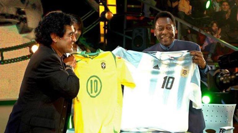 Diego Maradona (izq.) junto a Pelé. | @futleaguepress