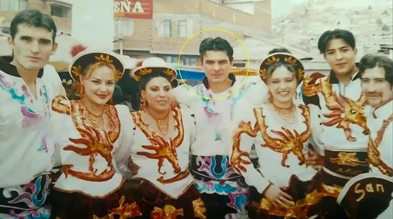 Rodrigo Paz (círculo amarillo) en el Carnaval de Oruro, en el año 2000. El primero de la izquierda es su hermano, Jaime Paz Jr. | FB: Carnaval de Oruro Fanpage.
