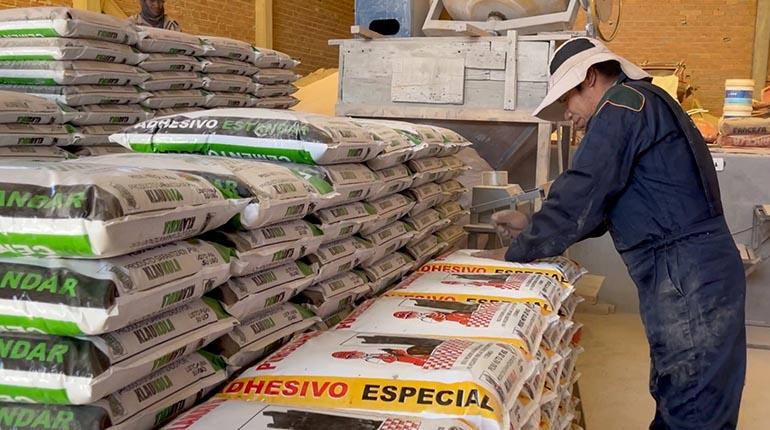 Emprendedor potosino se lanza al mercado del cemento cola