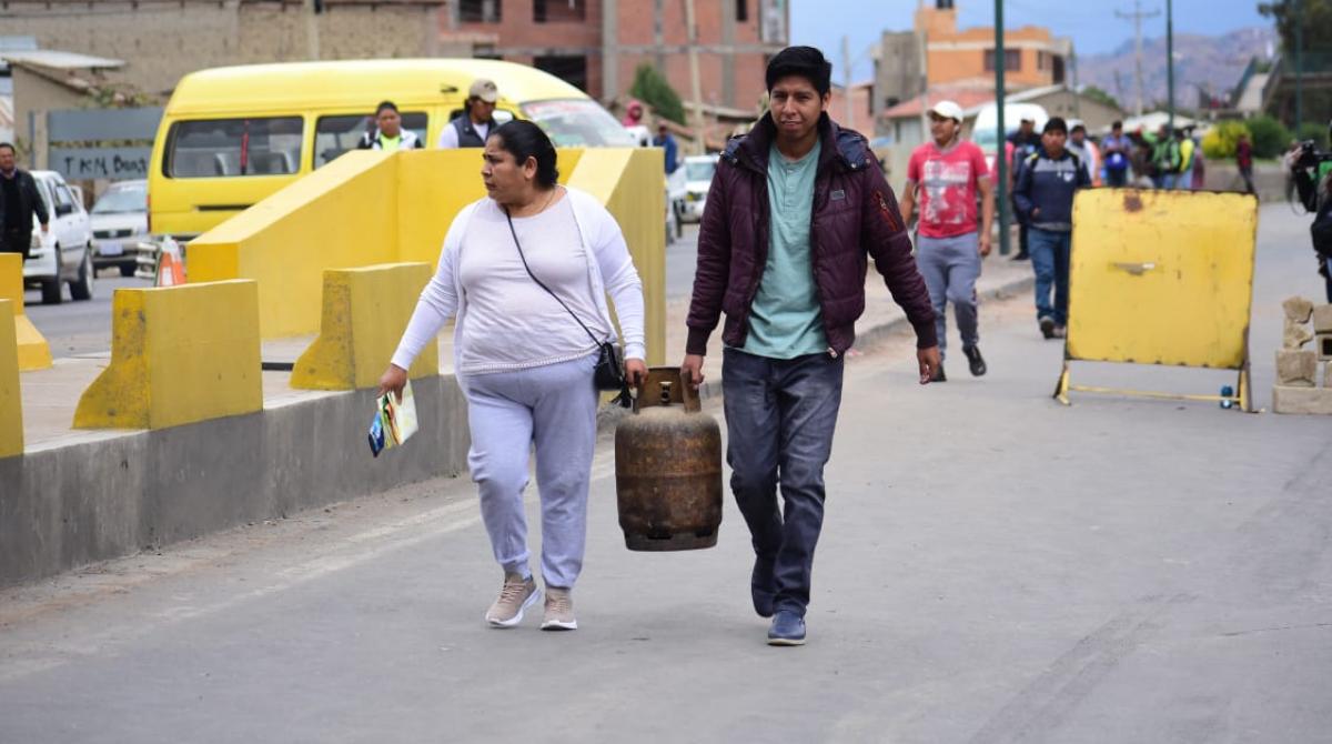 Transportando una garrafa en la avenida Villazón. | Carlos López